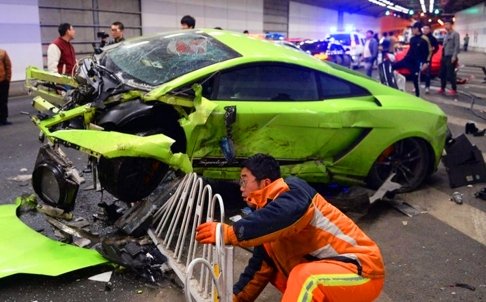 Κίνα: Σμπαράλια Lamborghini και Ferrari από αγώνα αλά Fast and Furious [εικόνες] | iefimerida.gr 0