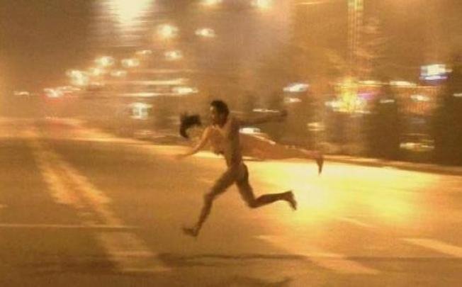 Γυμνός άντρας με πλαστική κούκλα παραμάσχαλα τρέχει σε δρόμο της Κίνας κυνηγημένος από γυμνή γυναίκα [εικόνες] | iefimerida.gr 2