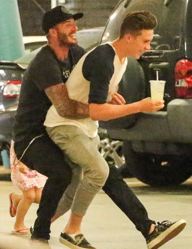 Οταν ο Μπέκαμ γίνεται παιδί -Κυνηγητό σε πάρκινγκ με το γιο και την κόρη του [εικόνες] | iefimerida.gr 4