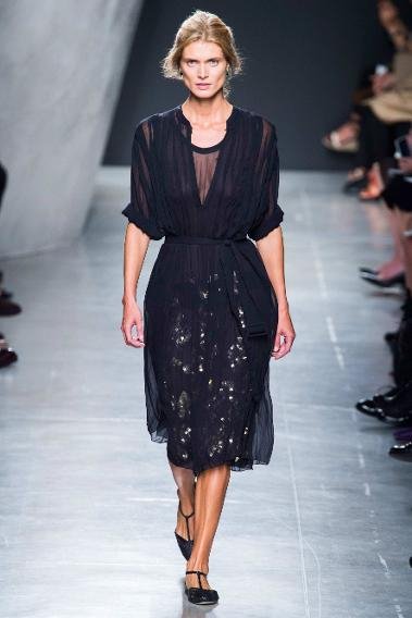 Οι 30άρες πατάνε πόδι -Ανεβαίνουν στην πασαρέλα και κάνουν... σκόνη τις πιτσιρίκες [εικόνες] | iefimerida.gr 8