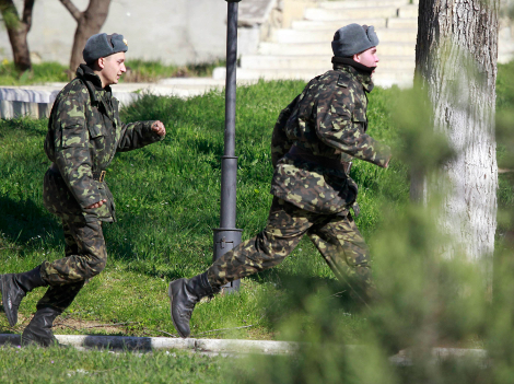 Εφοδος των Ρώσων σε ουκρανική αεροπορική βάση στην Κριμαία [εικόνες] | iefimerida.gr 0