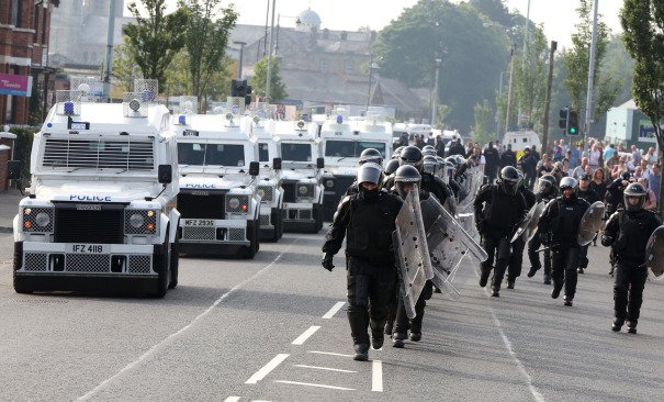 Επεισοδιακή νύχτα στο Μπέλφαστ – Προτεστάντες διαδηλωτές επιτέθηκαν σε αστυνομικούς [εικόνες] | iefimerida.gr 0