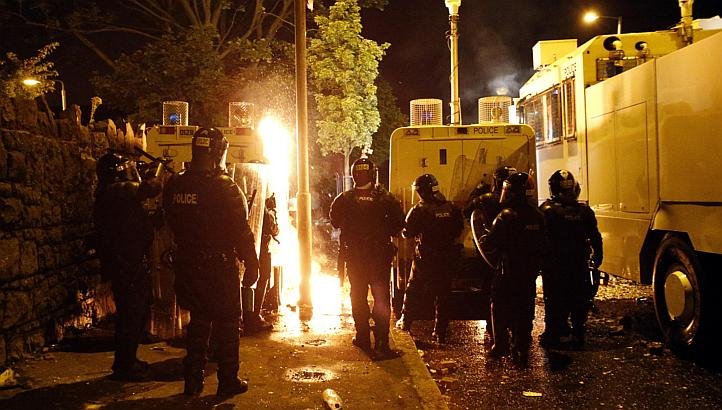 Επεισοδιακή νύχτα στο Μπέλφαστ – Προτεστάντες διαδηλωτές επιτέθηκαν σε αστυνομικούς [εικόνες] | iefimerida.gr 1