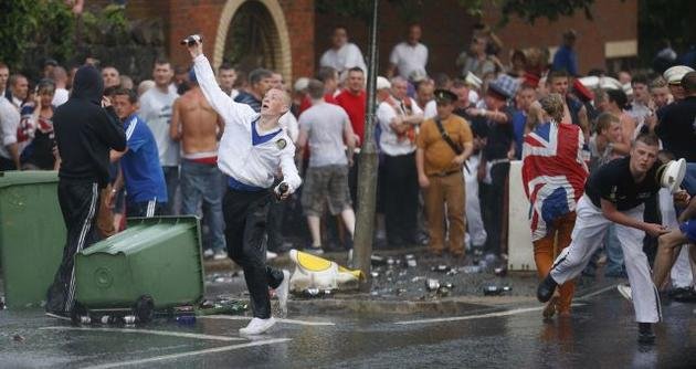 Επεισοδιακή νύχτα στο Μπέλφαστ – Προτεστάντες διαδηλωτές επιτέθηκαν σε αστυνομικούς [εικόνες] | iefimerida.gr 2