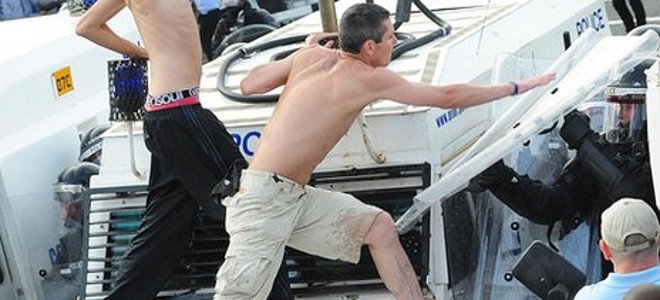 Επεισοδιακή νύχτα στο Μπέλφαστ – Προτεστάντες διαδηλωτές επιτέθηκαν σε αστυνομικούς [εικόνες] | iefimerida.gr 3