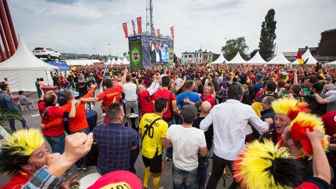 Ανέβηκε σε άγαλμα για να πανηγυρίσει τη νίκη του Βελγίου στο Μουντιάλ, έπεσε και σκοτώθηκε [εικόνες] | iefimerida.gr 1