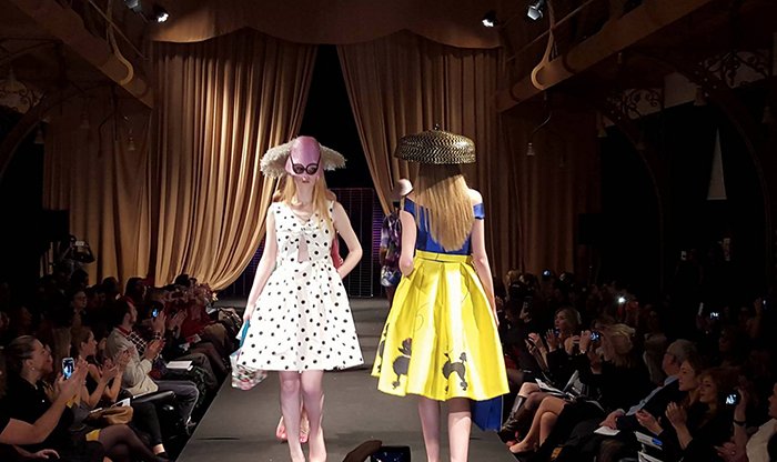 Η ελληνική μόδα κατέκτησε το Βέλγιο- Οι δημιουργίες του Ζούλια και 5 Ελλήνων που αποθεώθηκαν στο Maison du Peuple [εικόνες] | iefimerida.gr 1