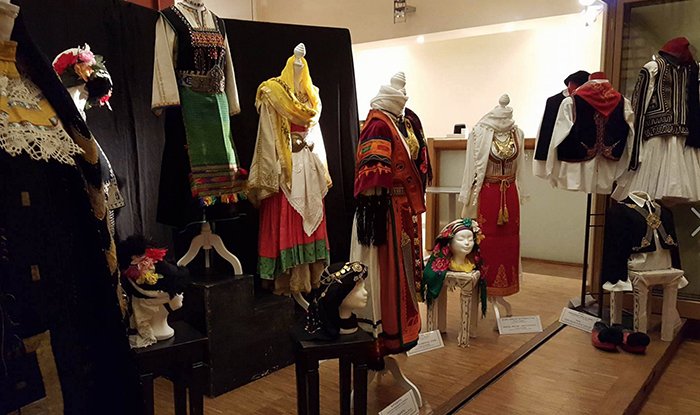 Η ελληνική μόδα κατέκτησε το Βέλγιο- Οι δημιουργίες του Ζούλια και 5 Ελλήνων που αποθεώθηκαν στο Maison du Peuple [εικόνες] | iefimerida.gr 2