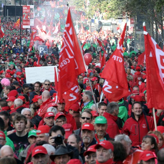 Παρέλυσαν οι Βρυξέλλες: Χιλιάδες κόσμου στους δρόμους κατά της λιτότητας [εικόνα]  | iefimerida.gr 0