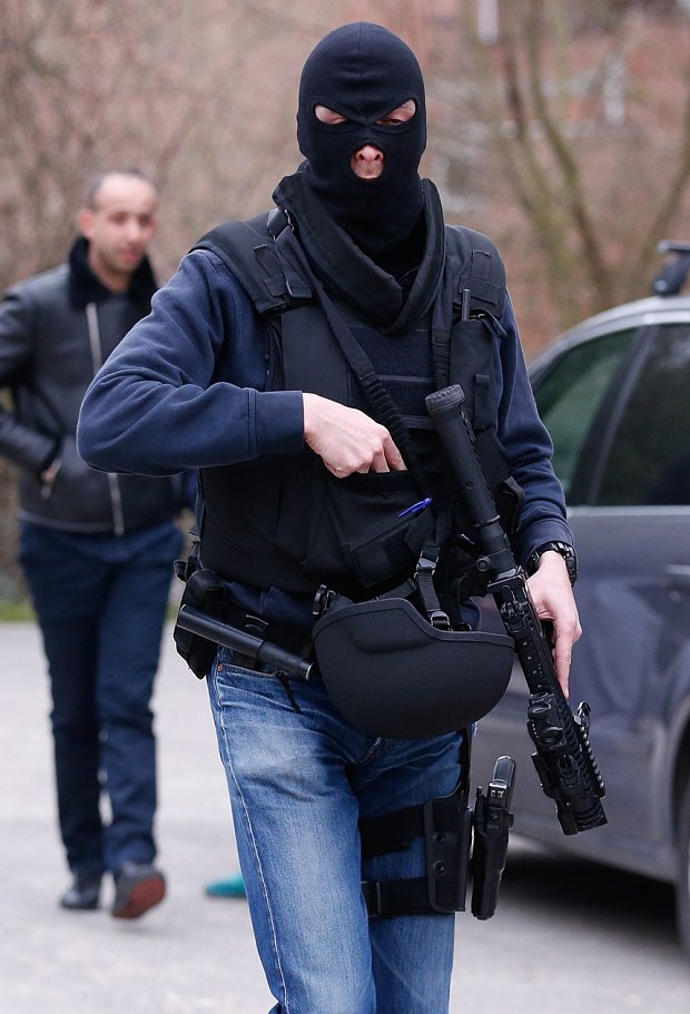 Ανθρωποκυνηγητό στις Βρυξέλλες μετά από έφοδο για το μακελειό στο Παρίσι -Ενας ύποπτος νεκρός [εικόνες] | iefimerida.gr 0