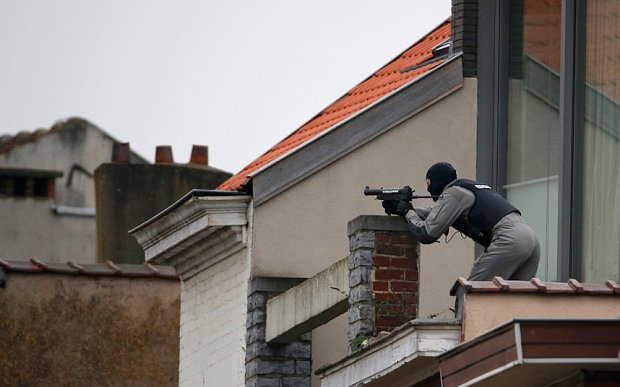 Ανθρωποκυνηγητό στις Βρυξέλλες μετά από έφοδο για το μακελειό στο Παρίσι -Ενας ύποπτος νεκρός [εικόνες] | iefimerida.gr 1