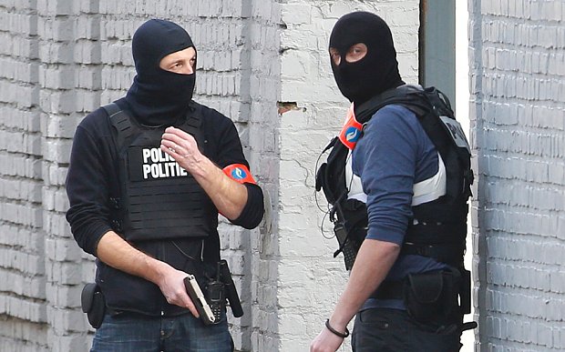 Ανθρωποκυνηγητό στις Βρυξέλλες μετά από έφοδο για το μακελειό στο Παρίσι -Ενας ύποπτος νεκρός [εικόνες] | iefimerida.gr 6