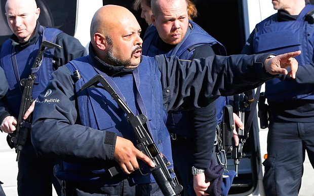 Ανθρωποκυνηγητό στις Βρυξέλλες μετά από έφοδο για το μακελειό στο Παρίσι -Ενας ύποπτος νεκρός [εικόνες] | iefimerida.gr 3