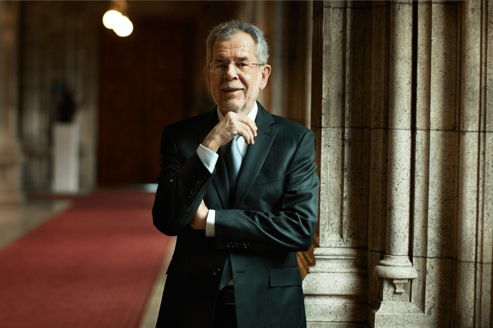 «Πράσινος απ’έξω, κόκκινος από μέσα» -Ποιος είναι ο νέος πρόεδρος της Αυστρίας [εικόνες] | iefimerida.gr 3