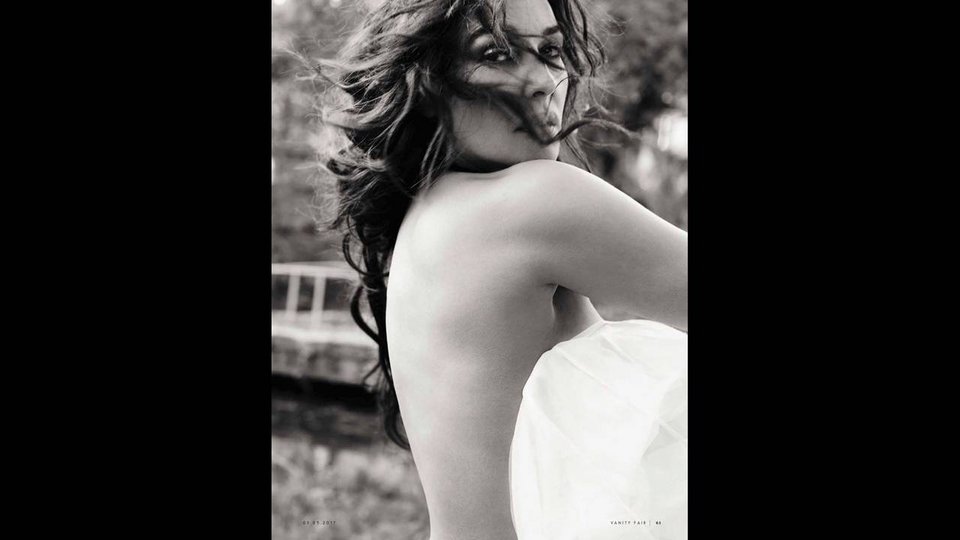 «Το κορίτσι που δεν είμαι πια» -Η Μόνικα Μπελούτσι ποζάρει ημίγυμνη [εικόνες] | iefimerida.gr 5