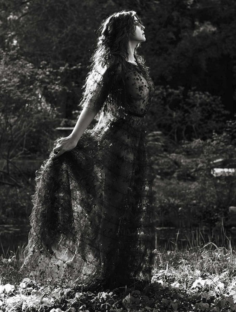 «Το κορίτσι που δεν είμαι πια» -Η Μόνικα Μπελούτσι ποζάρει ημίγυμνη [εικόνες] | iefimerida.gr 7