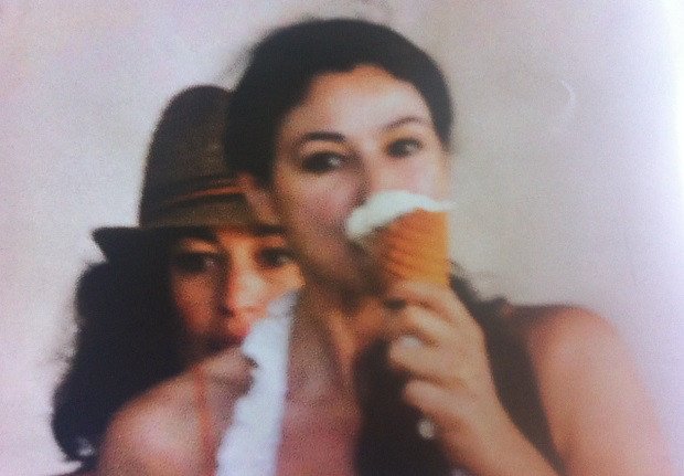 Παγωτό και λιχουδιές από ξυλόφουρνο έτρωγε στα σοκάκια της Πάρου η Μόνικα Μπελούτσι [εικόνες] | iefimerida.gr 0