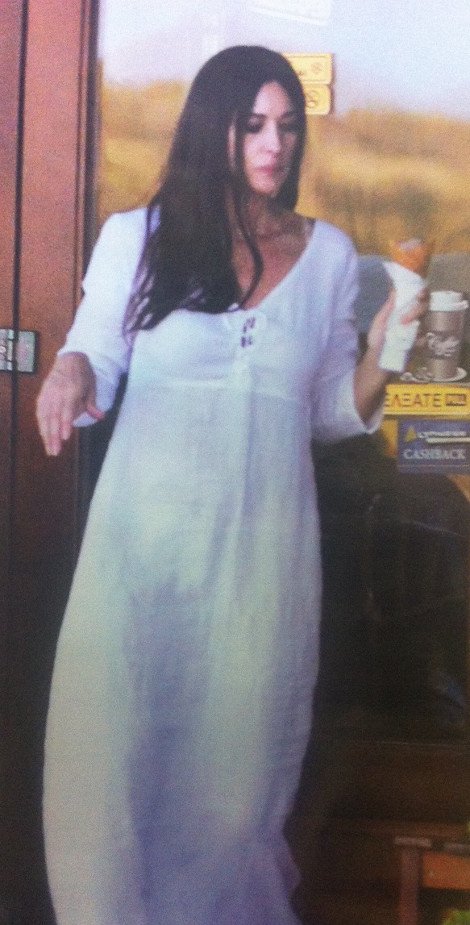 Παγωτό και λιχουδιές από ξυλόφουρνο έτρωγε στα σοκάκια της Πάρου η Μόνικα Μπελούτσι [εικόνες] | iefimerida.gr 1