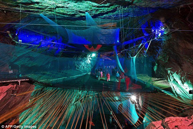 Στα έγκατα της Γης -Θέατρα, θεματικά πάρκα, γκολφ και μπόουλινγκ [εικόνες] | iefimerida.gr 3