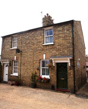 Είναι μόνο 35 ετών αλλά ζει στο 1940: «Δεν ξέρω τι είναι το twitter και το iphone» [εικόνες] | iefimerida.gr 2