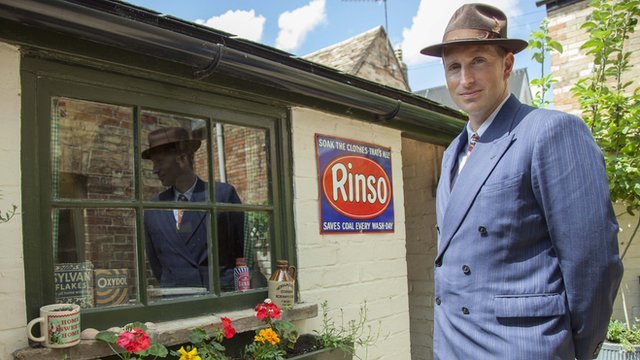 Είναι μόνο 35 ετών αλλά ζει στο 1940: «Δεν ξέρω τι είναι το twitter και το iphone» [εικόνες] | iefimerida.gr 4