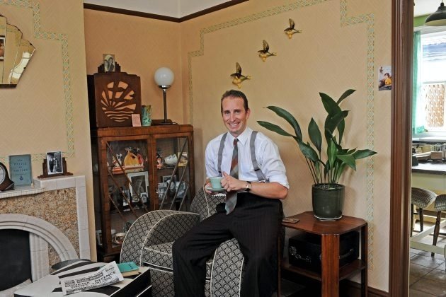 Είναι μόνο 35 ετών αλλά ζει στο 1940: «Δεν ξέρω τι είναι το twitter και το iphone» [εικόνες] | iefimerida.gr 5