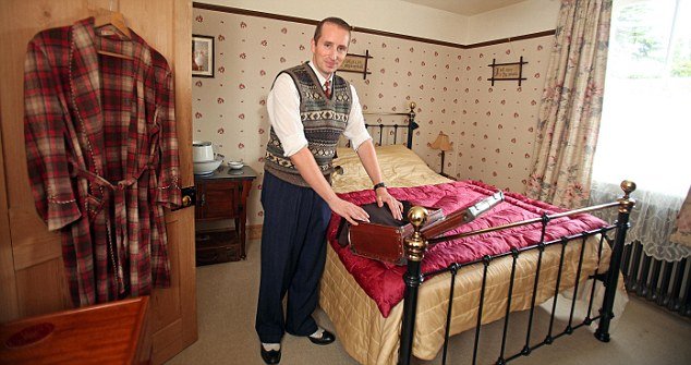 Είναι μόνο 35 ετών αλλά ζει στο 1940: «Δεν ξέρω τι είναι το twitter και το iphone» [εικόνες] | iefimerida.gr 0