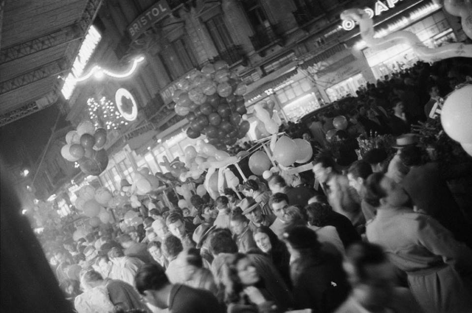 H νέα, άγνωστη φωτογραφία από τη χριστουγεννιάτικη Αθήνα του 1960 που έβγαλε στο φως το Μουσείο Μπενάκη [εικόνα] | iefimerida.gr 0