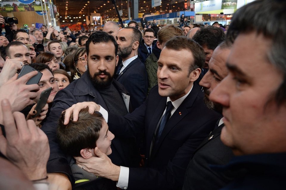 Σάλος στη Γαλλία: Συνεργάτης του Μακρόν χτυπούσε διαδηλωτές στο δρόμο [βίντεο] | iefimerida.gr 0