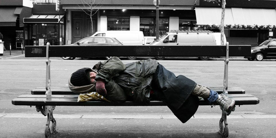 «Παγκάκια - καταφύγια» για άστεγους - Στο Βανκούβερ δεν βάζουν καρφιά, όπως στο Λονδίνο | iefimerida.gr 0