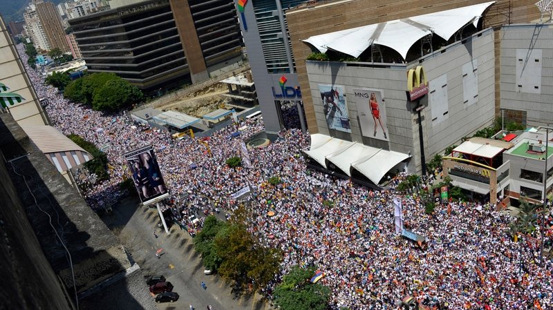 Η «μητέρα όλων των διαδηλώσεων» έγινε στη Βενεζουέλα εναντίον του Μαδούρο [εικόνες] | iefimerida.gr 6
