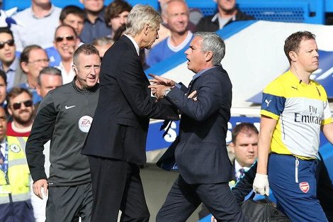 Απίστευτες σκηνές στην Αγγλία: Βενγκέρ και Μουρίνιο πιάστηκαν στα χέρια μέσα στο γήπεδο [εικόνες&βίντεο] | iefimerida.gr 1