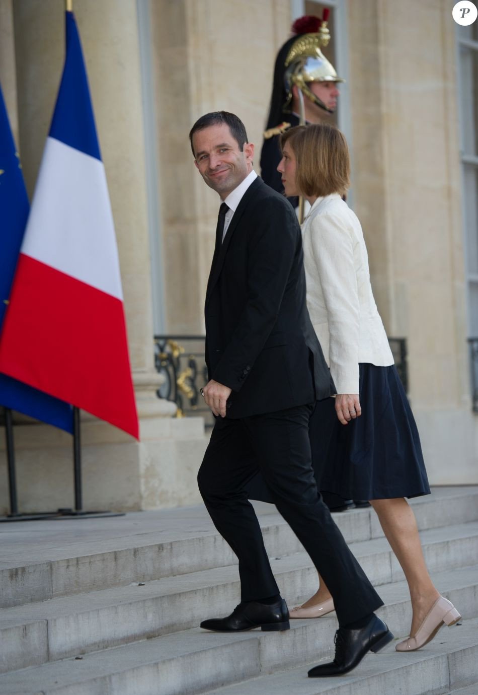 Γαλλία: Σε απόγνωση ο Μπενουά Αμόν, «ρίχνει» τη γυναίκα του στην προεκλογική εκστρατεία [εικόνες] | iefimerida.gr 2