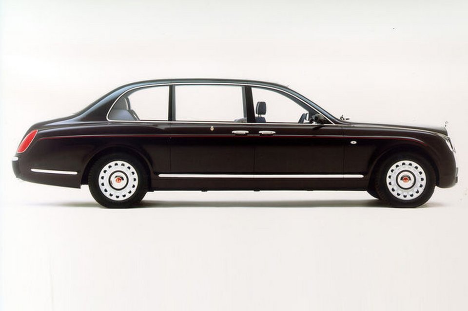 Αυτή η Bentley κοστίζει 11 εκατομμύρια ευρώ και ανήκει στη βασίλισσα της Αγγλίας | iefimerida.gr 0