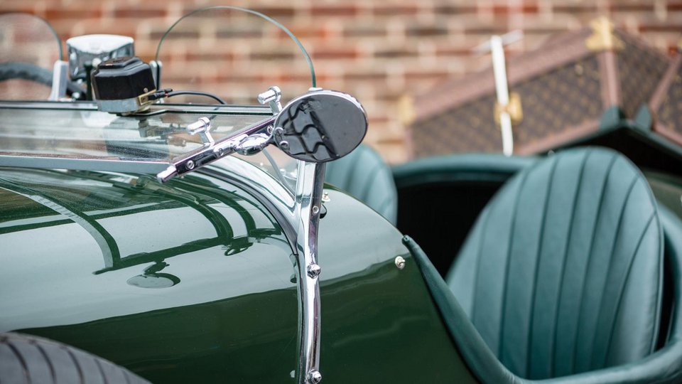 Αγοράστε δυο vintage βαλίτσες Louis Vuitton και πάρτε δώρο μια... Bentley! | iefimerida.gr 1
