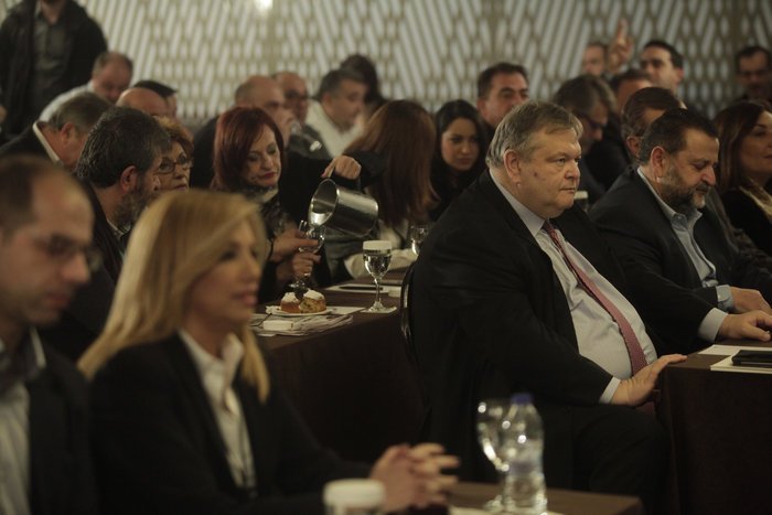 Bενιζέλος για Παπανδρέου: Επωμίστηκα τη φθορά όταν κάποιοι άλλοι έφευγαν σαν ποντίκια από το καράβι | iefimerida.gr 0