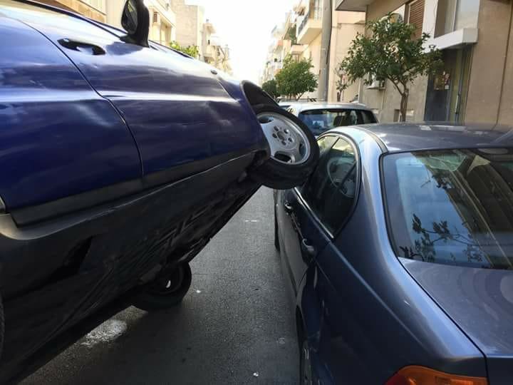 Viral: Ολοι αναρωτιούνται πώς έγινε αυτό το πρωτοφανές τρακάρισμα στον Υμηττό [εικόνες] | iefimerida.gr 2