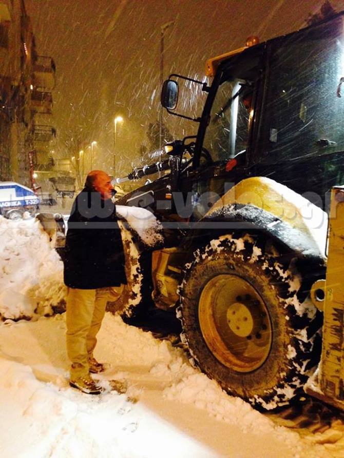 Στη μάχη κατά του χιονιά και ο Μπέος [εικόνες] | iefimerida.gr 1