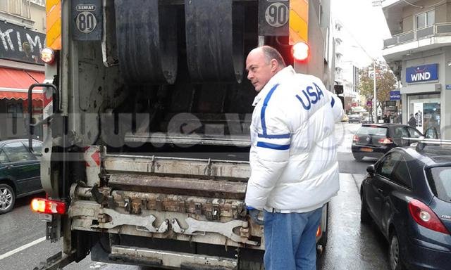 O Aχιλλέας Μπέος μαζεύει σκουπίδια στο Βόλο, πάνω στη σκουπιδιάρα [εικόνες] | iefimerida.gr 0