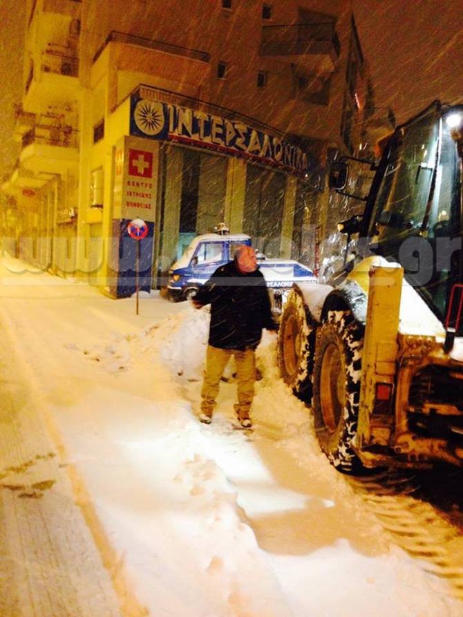 Στη μάχη κατά του χιονιά και ο Μπέος [εικόνες] | iefimerida.gr 0