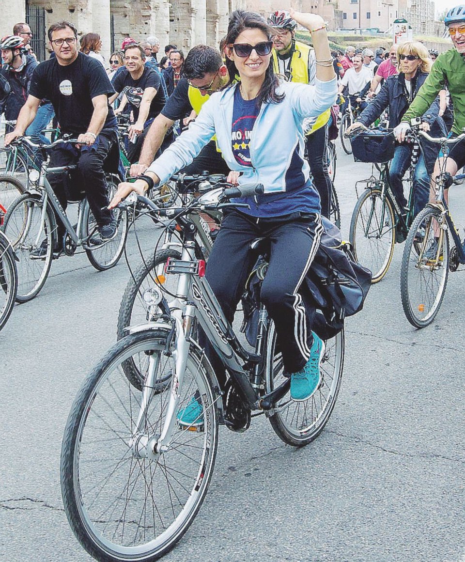 Η όμορφη λαϊκίστρια του Μπέπε Γκρίλο που πάει για δήμαρχος της Ρώμης [εικόνες] | iefimerida.gr 2