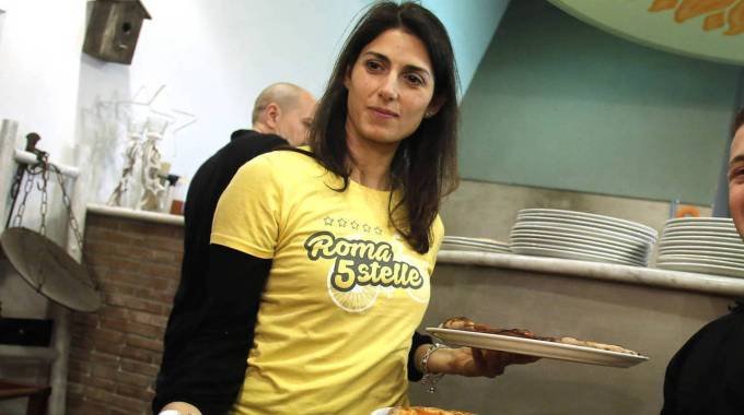 Η όμορφη λαϊκίστρια του Μπέπε Γκρίλο που πάει για δήμαρχος της Ρώμης [εικόνες] | iefimerida.gr 0