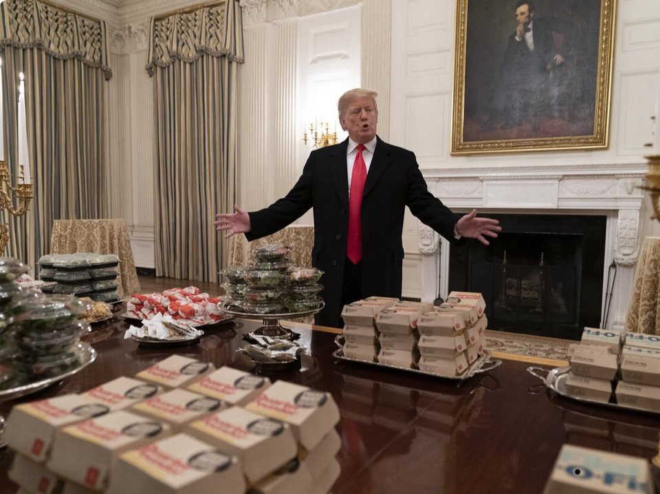 Το περίεργο τραπέζι του Ντόναλντ Τραμπ στον Λευκό Οίκο -Παρήγγειλε 300 μπέργκερ [εικόνες] | iefimerida.gr 2