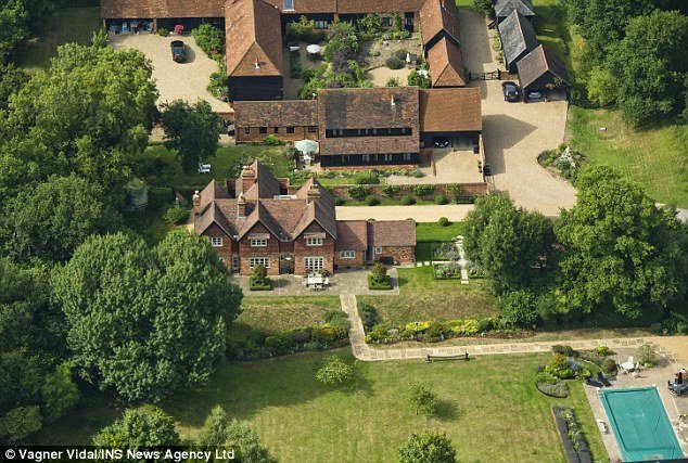 Πρώην βασίλισσα ομορφιάς «σφάζεται» με τον Mr. Laura Ashley για την αμύθητη περιουσία του -Οι τρελές απαιτήσεις της [εικόνες] | iefimerida.gr 6