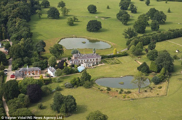 Πρώην βασίλισσα ομορφιάς «σφάζεται» με τον Mr. Laura Ashley για την αμύθητη περιουσία του -Οι τρελές απαιτήσεις της [εικόνες] | iefimerida.gr 7