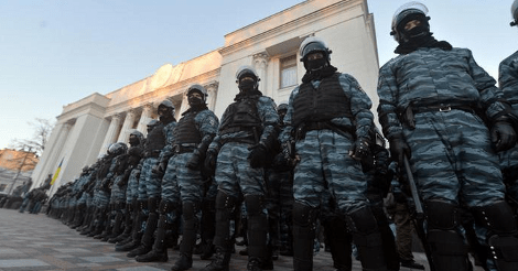 Ανέλαβαν δράση στην Κριμαία και οι σκληροί της Μπερκούτ [εικόνες&βίντεο] | iefimerida.gr 1