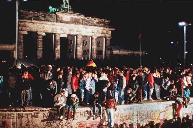 27 χρόνια από την πτώση του Tείχους του Βερολίνου [εικόνες] | iefimerida.gr 4