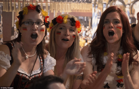 Από το Βερολίνο στο Ρίο και από το Μόναχο στο Λονδίνο: Πώς πανηγύρισαν οι Γερμανοί την κατάκτηση του Μουντιάλ [βίντεο & εικόνες] | iefimerida.gr 9