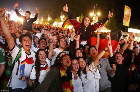 Από το Βερολίνο στο Ρίο και από το Μόναχο στο Λονδίνο: Πώς πανηγύρισαν οι Γερμανοί την κατάκτηση του Μουντιάλ [βίντεο & εικόνες] | iefimerida.gr 0