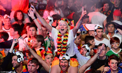 Από το Βερολίνο στο Ρίο και από το Μόναχο στο Λονδίνο: Πώς πανηγύρισαν οι Γερμανοί την κατάκτηση του Μουντιάλ [βίντεο & εικόνες] | iefimerida.gr 4